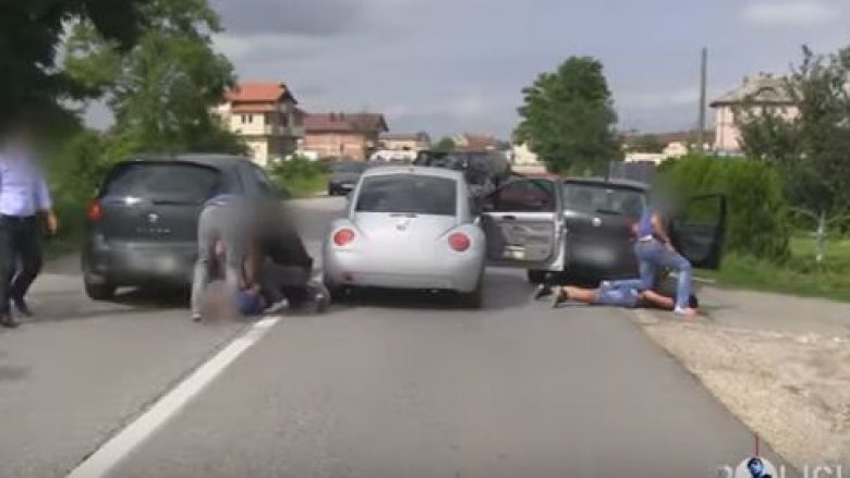 Operacioni i arrestimit të policit të Kosovës që transportonte drogë (Video)