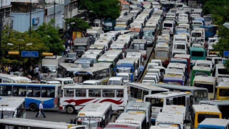 Shoferët e autobusëve paralizojnë Venezuelën