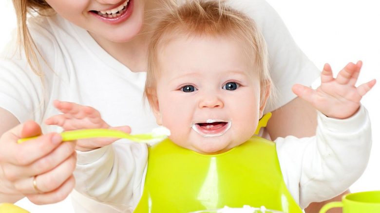 Si të bëhet tranzicioni i të ushqyerit nga qumështi në ushqim tek bebet?