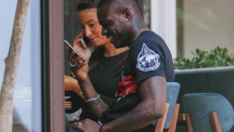 Mario Balotelli relaksohet në Monako përkrah zeshkanes misterioze (Foto)