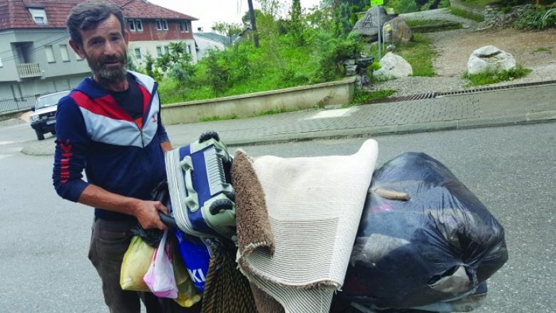 Veterani i luftës mbijeton duke mbledhur kanaçe