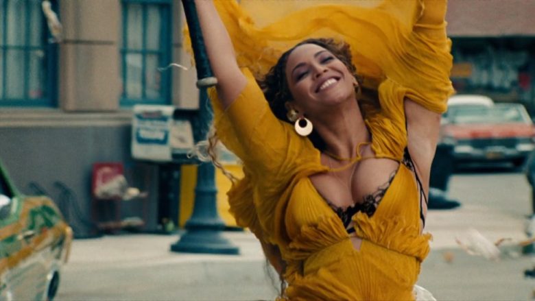 Fustani ikonë i Beyonce-s: I verdhë, i fuqishëm dhe aspak rastësi!