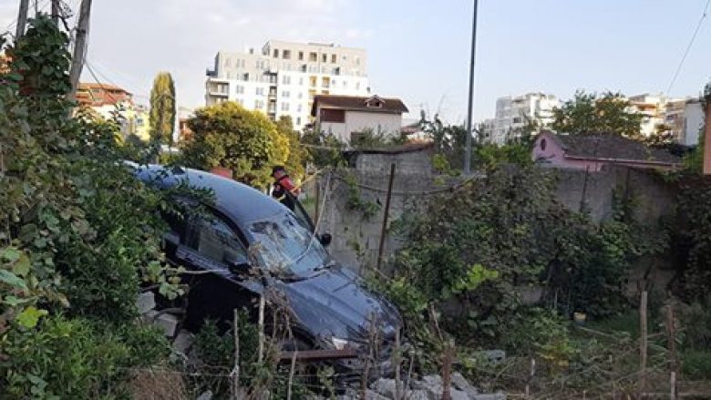 Shoferi shqiptar që mundohej t’i ikte Policisë, përplas X6-shin për muri! (Foto/Video)