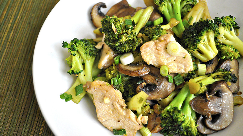 Mish pule me kërpudha dhe brokoli (Video)