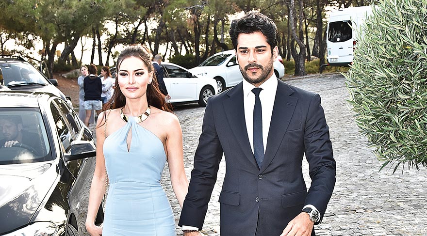 Aktori i serialit “Kara Sevda”, Burak Ozcvit, së bashku me të fejuarën e tij, aktoren Fahriye Evcen.