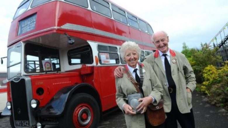 Britaniku 82-vjeçar i blen dhuratë gruas autobusin ku ata u njohën (Foto)