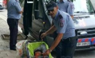 Policia gjen një fëmijë të braktisur pranë koshit të plehrave në Tiranë (Foto)