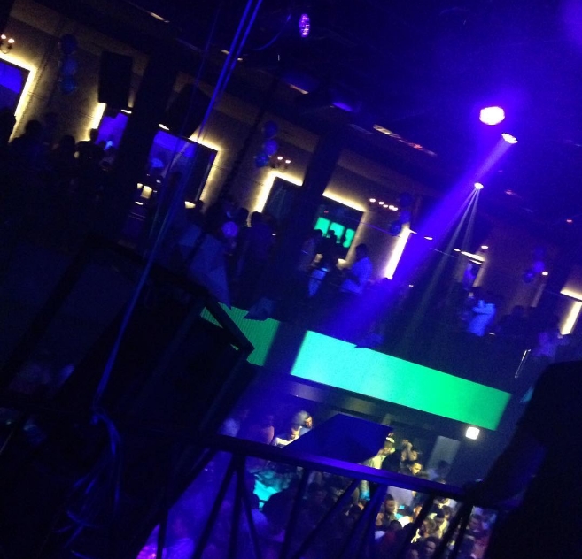 Atmosfera në 'Coco Club' para ardhjes së Noizyt.