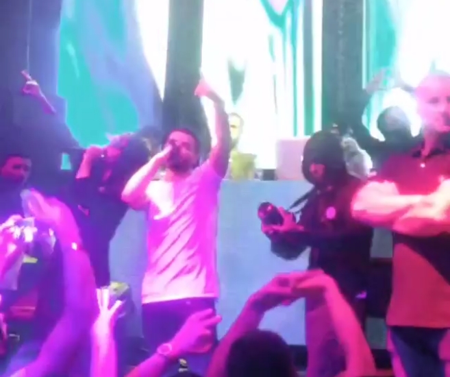 Noizy në 'Coco Club' derisa ishte duke kënduar këngën OTR me zemër.