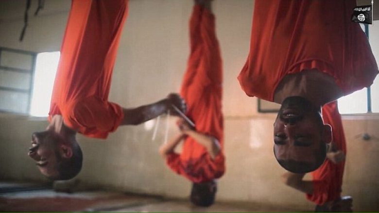 ISIS “feston” Bajramin duke i therur të burgosurit “si dele” (Foto,+18)