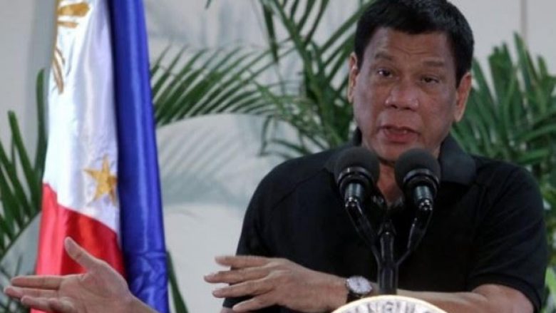 Duterte krahason fushatën kundër drogës me Holokaustin