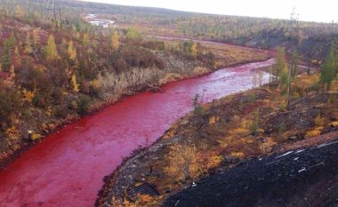 Zbulohet shkaku pse u bë i kuq lumi Daldykan në Rusi