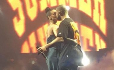 Momenti kur Drake dhe Rihanna puthen në skenë (Foto)