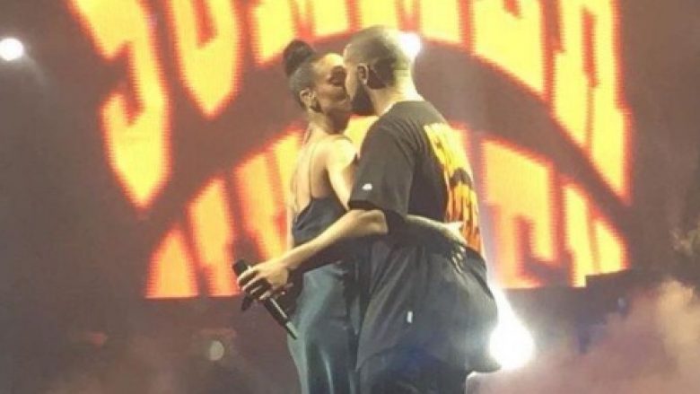 Momenti kur Drake dhe Rihanna puthen në skenë (Foto)