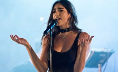 Dua Lipa shfaqet seksi me bikini në pishinë (Foto)