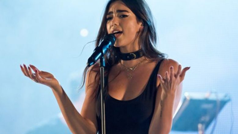 Dua Lipa shfaqet seksi me bikini në pishinë (Foto)