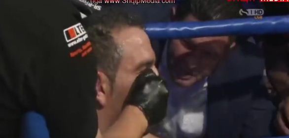 Luan Krasniqi duke e këshilluar boksierin turk ndaj Nuri Seferit.