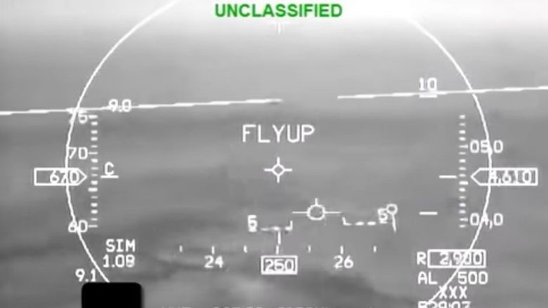 Kur teknologjia shpëton jetë: Piloti alivanoset, fluturakja e merr kontrollin dhe e shmang rënien! (Video)
