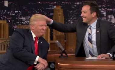 Moderatori bën shaka në emision me flokët e Trumpit (Video)