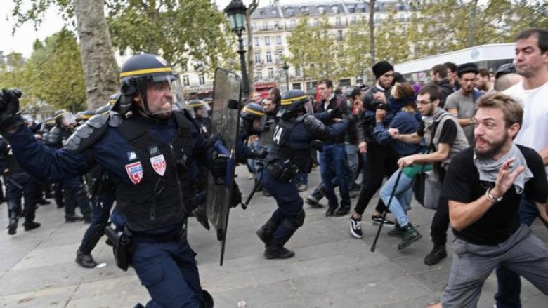 Forcat e Policisë franceze përleshen me protestuesit (Video)