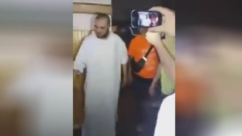 Seks në xhami: Imami “kapet mat” me një grua të huaj! (Video)