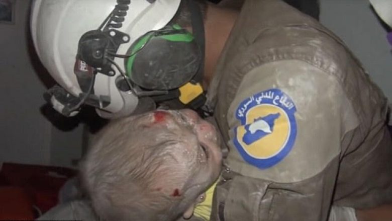 Shpëtohet foshnja nga rrënojat, shpëtimtari shpërthen në lot (Video)