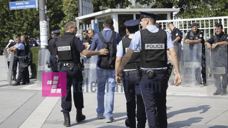 Gazetari i Klan Kosovës: Policia më arrestoi me arsyetimin se isha pjesëmarrës në protestën në Mitrovicë