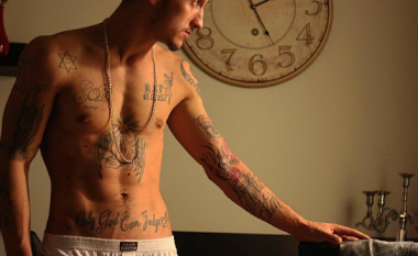 Getinjo shfaq trupin e palestruar të mbuluar me tatuazhe (Foto)