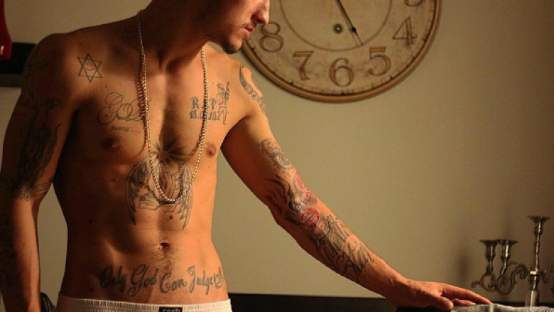 Getinjo shfaq trupin e palestruar të mbuluar me tatuazhe (Foto)