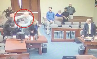 Moment shokues në Gjykatë, pedofili tenton të therë prokurorin (Video)