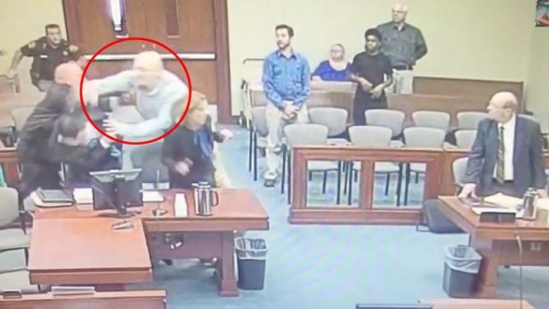 Moment shokues në Gjykatë, pedofili tenton të therë prokurorin (Video)