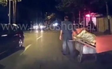 E tmerrshme: Një person lëviz me një kufomë në rrugët e Tiranës (Video +18)