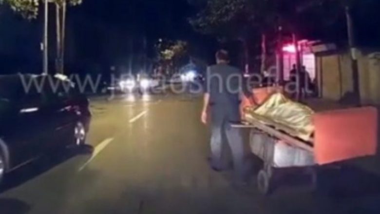 E tmerrshme: Një person lëviz me një kufomë në rrugët e Tiranës (Video +18)