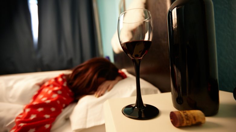 Përse asnjëherë nuk duhet ta përdorni alkoolin për t’ju marrë gjumi?