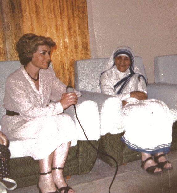 Tefta Radi duke intervistuar Nënë Terezën në Vilën 31. Intervista nuk u transmetua kurrë