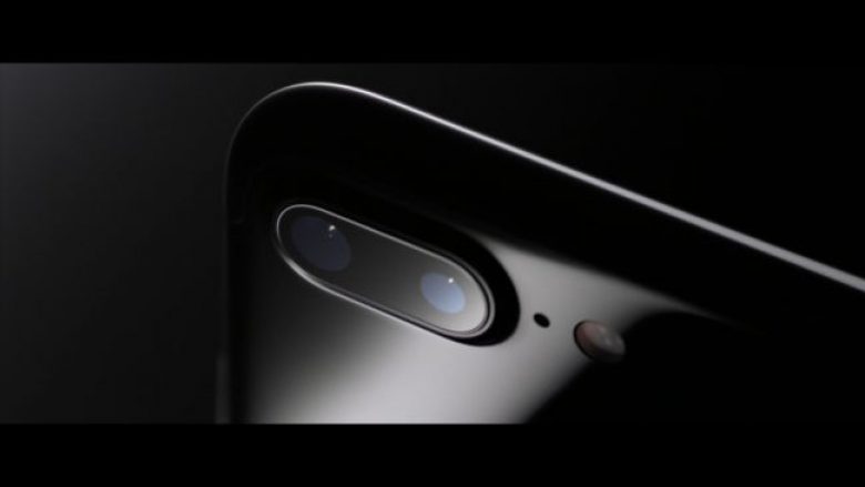 Apple me iPhone me ekran LCD dhe trup të metaltë