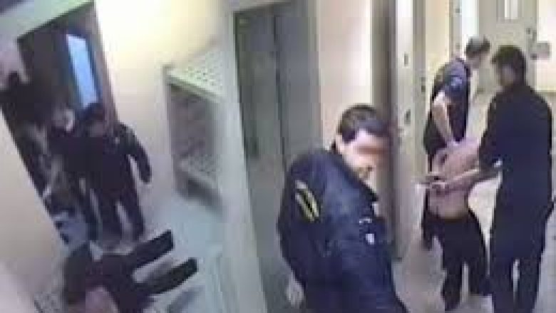 Vrasja e Ilia Karelit, gardianë të burgut pranojnë dhunën, ja çfarë thanë në gjyq (Video)