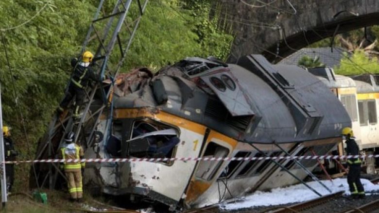 Treni del nga shinat në Spanjë, të paktën tre të vdekur