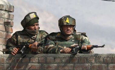 Sulm në një kamp ushtarak, 17 të vrarë në Indi