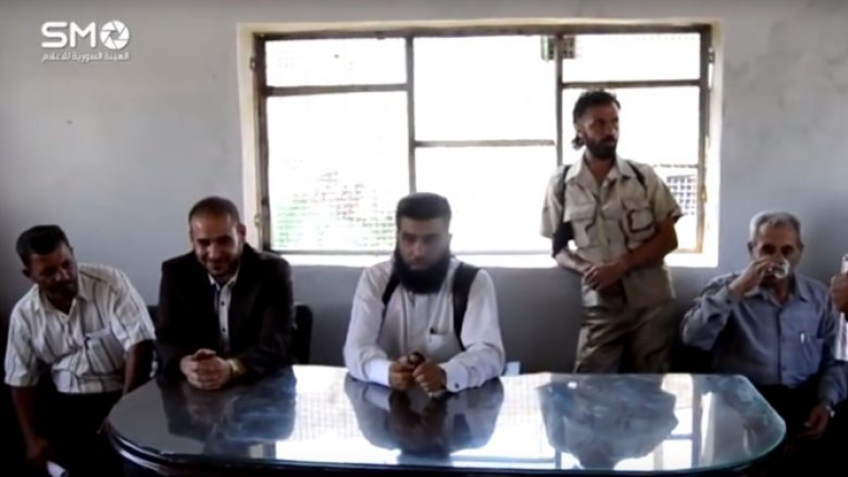 Sulmuesi vetëvrasës i ISIS-it hedh në ajër kryengritësit sirianë gjatë konferencës për shtyp (Video, +18)