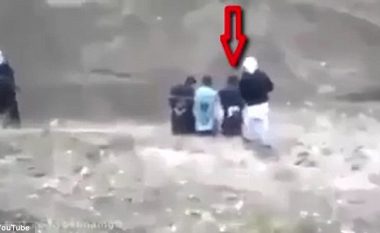 Po bëhej gati t’i ekzekutonte, njëri nga pengjet i rrëmben armën ekstremistit të ISIS-it! (Video)