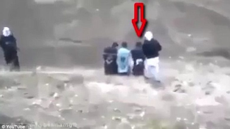 Po bëhej gati t’i ekzekutonte, njëri nga pengjet i rrëmben armën ekstremistit të ISIS-it! (Video)