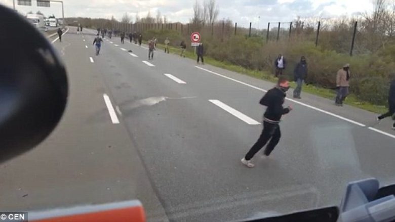 Shokuese: Shoferi i kamionit tenton të shtypë emigrantët (Foto/Video)