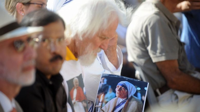 Veseli për Nënë Terezën: Ne dhe gjithë bota i përkulemi jetës dhe veprës së saj