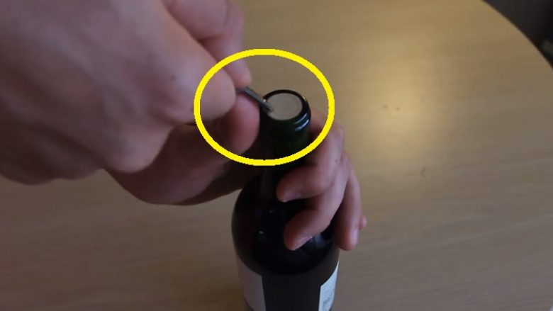Si ta hapni shishen e verës me çelës të shtëpisë?