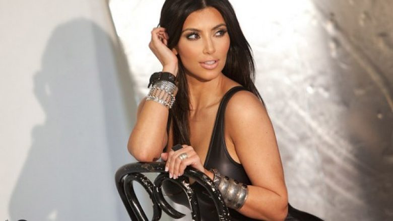 A do të thyejë rekorde kjo pozë ‘topless’ e Kim Kardashian? (Foto)