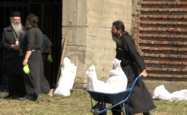 Priftërinjtë ortodoks pastruan kishën që gjendet në oborrin e UP-së  (Video)