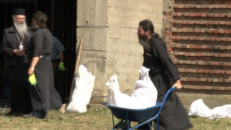 Priftërinjtë ortodoks pastruan kishën që gjendet në oborrin e UP-së  (Video)