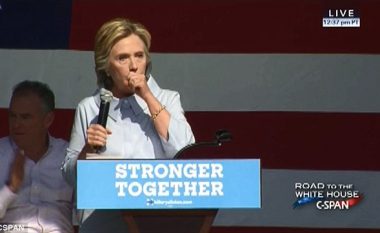 Shëndeti i Hillary Clinton në rrezik? Katër minuta kollitje gjatë një fjalimi në Cleveland! (Video)