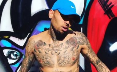 Chris Brown harron arrestimin, vazhdon me muzikë (Video)